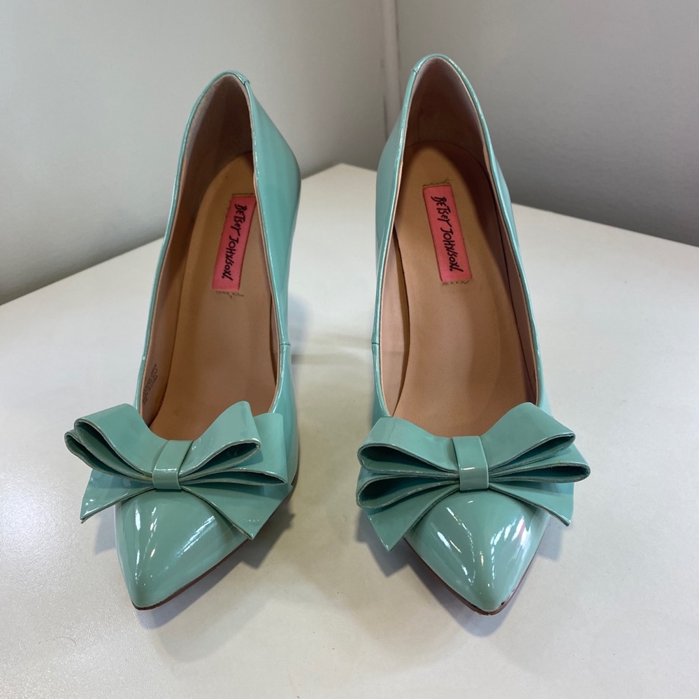Betsey Johnson Teal Bow Pumps